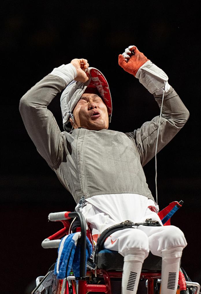 Chinese male wheelchair fencer removes helmet to celebrate 