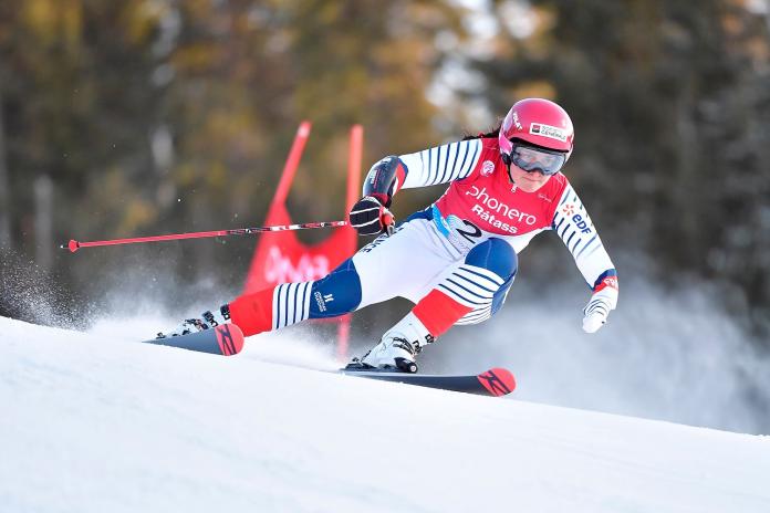 A female skier in a slalom competition