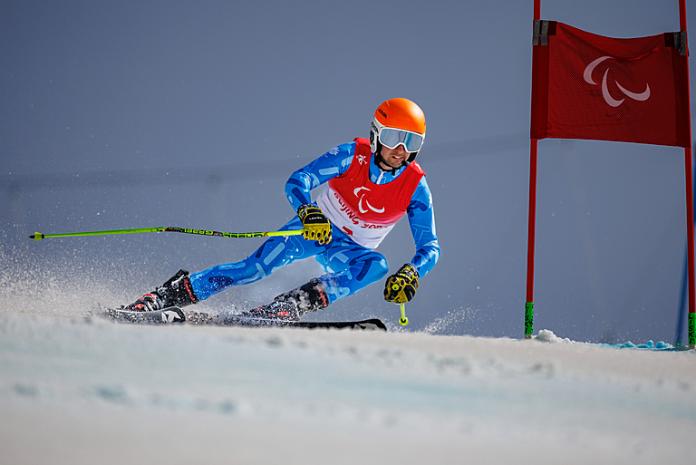 Giacomo Bertagnolli skis past a gateOI