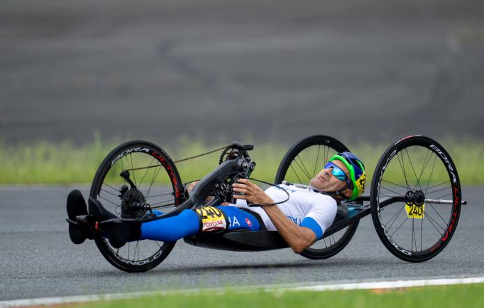 Luca Mazzone turns the gears in solitude in the the men's H1-2 road race at Tokyo 2020. 