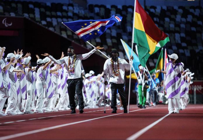 Emmanuel Oku carries Ghana's flag into the Closing Ceremony of the Tokyo 2020 Paralympic Games.