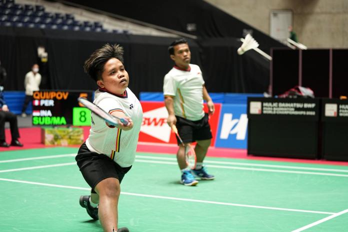 A female and male player compete at the Para badminton world championships 