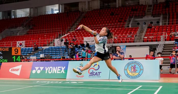 A female athlete plays in a Para badminton match.