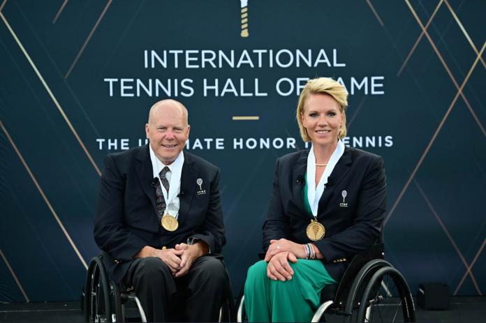 Esther Vergeer Rick Draney smiling with medals around their necks 