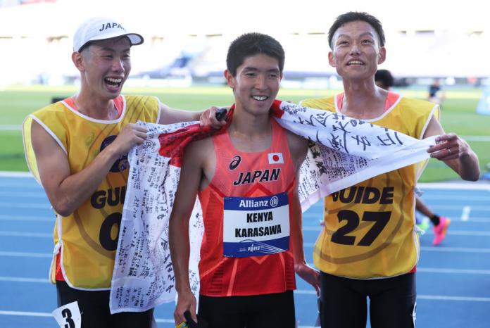 Kenya Karasawa and his guides celebrate with the Japanese flag