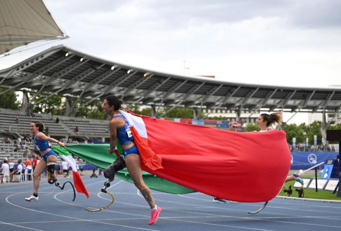 Martina Caironi Ambra Sabatini Monica Graziana running with a giant Italian flag