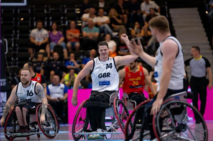 Mannelijke rolstoelbasketbalspeler viert feest na overwinning