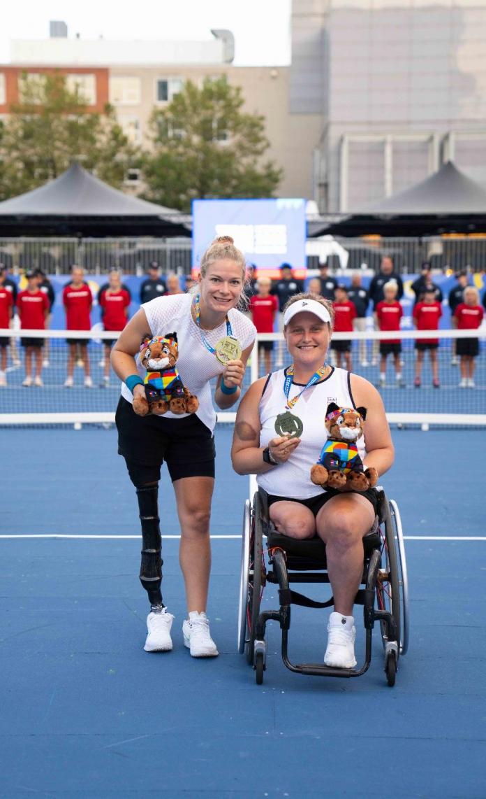 Diede de Groot Aniek van Koot holding up their medals and smiling