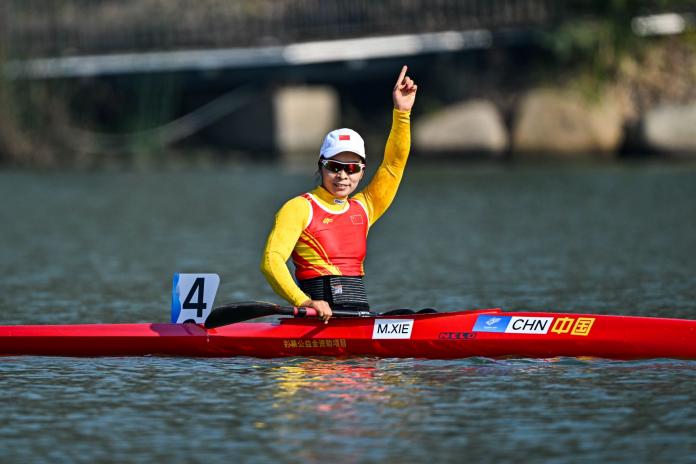 Xie Maosan won the gold medal in canoe KL1, the first one of the Asian Para Games. 