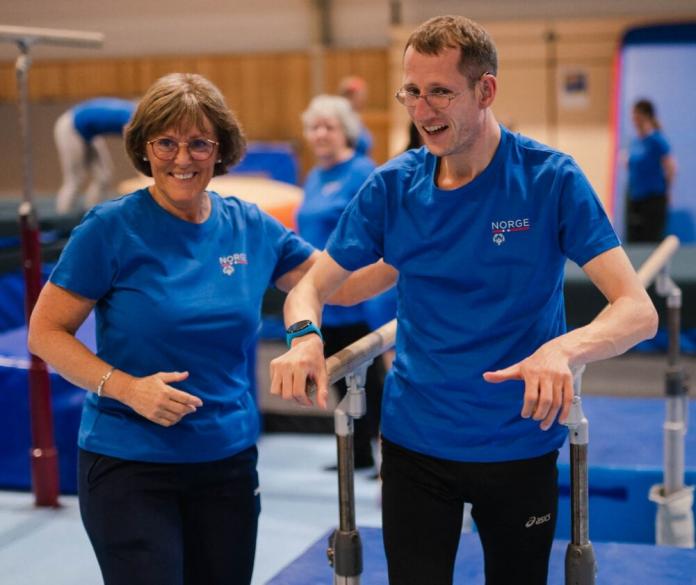 Mette Berg fra Norge hjelper en funksjonshemmet