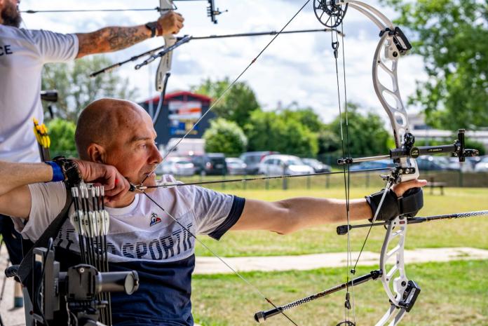 A male Para archer aims at a target