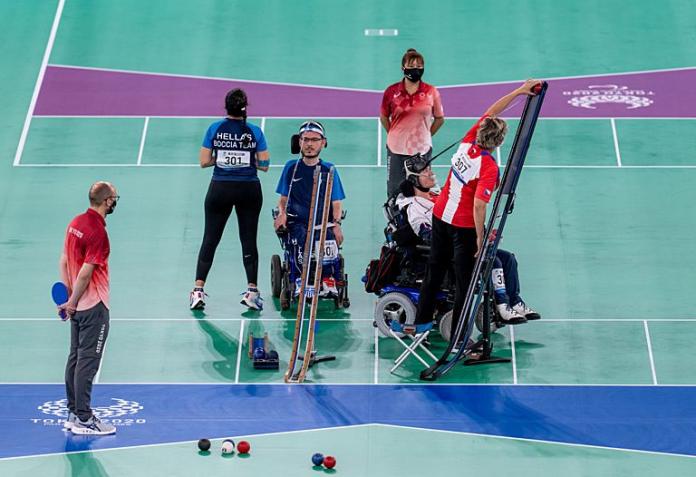 Dois atletas e dois assistentes esportivos disputam a final do boccia BC3 em Tóquio 2020.
