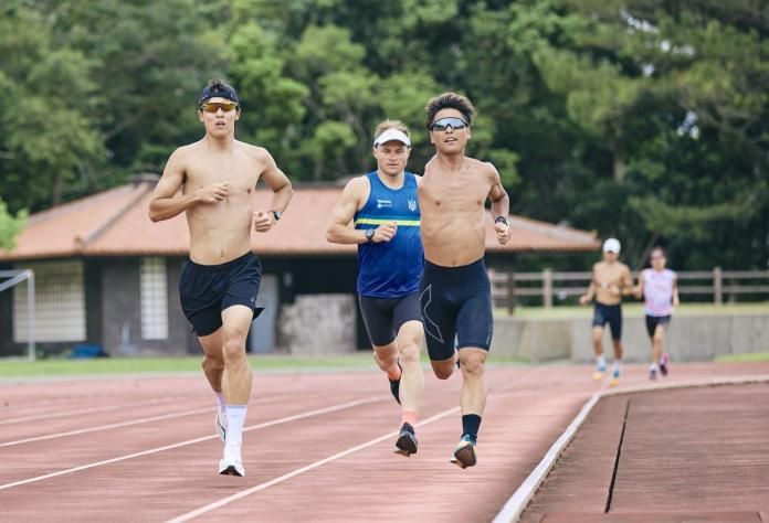 Three athletes from Japan and Ukraine are running