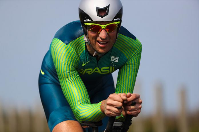 A close up photo of Brazilian Para cyclist Lauro Cesar Chaman in competition