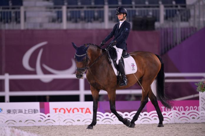 L'equestre paralimpica Sarah Morgante cavalca il suo cavallo 