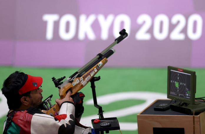 A male Para shooter on the shooting range