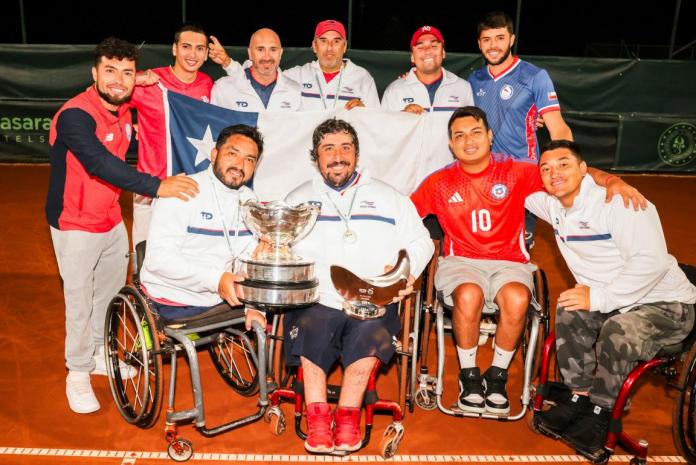 Ten wheelchair tennis players and officials pose for a photo