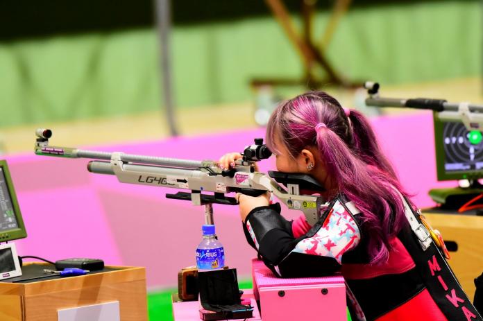 A female Japanese athlete with pink hair competes at Tokyo 2020