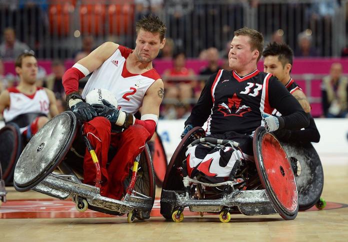 Dos jugadores de rugby en silla de ruedas chocan durante un partido en Londres 2012
