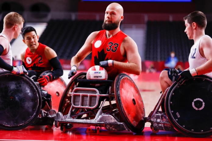 Un jugador masculino de rugby en silla de ruedas en acción durante los Juegos Paralímpicos Tokio 2020.