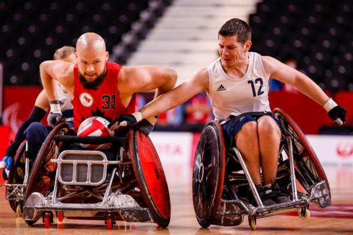 Un jugador masculino de rugby en silla de ruedas en acción durante los Juegos Paralímpicos Tokio 2020.