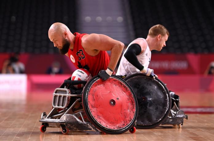 Un jugador masculino de rugby en silla de ruedas en acción durante los Juegos Paralímpicos Tokio 2020.