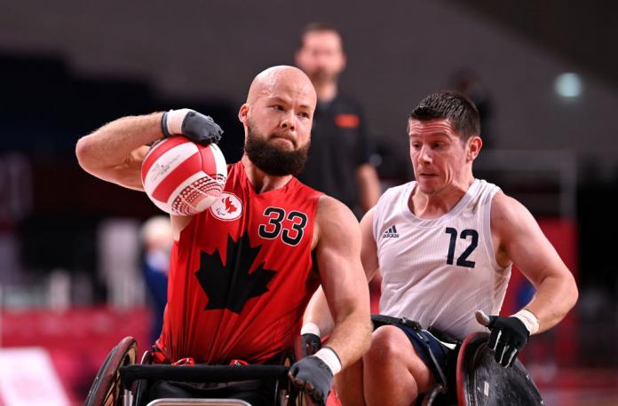 Un jugador masculino de rugby en silla de ruedas en acción durante los Juegos Paralímpicos Tokio 2020.