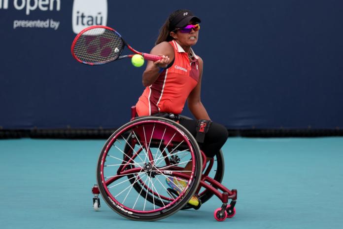 Angélica Bernal, de Colombia, devuelve un tiro durante un partido.