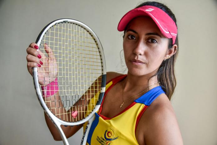 Angélica Bernal, de Colombia, posa para una foto con su raqueta.