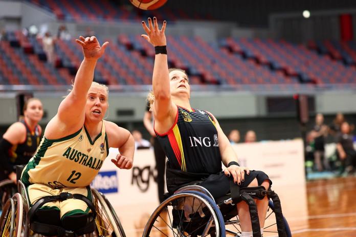 Una atleta de baloncesto en silla de ruedas intenta lanzar la pelota