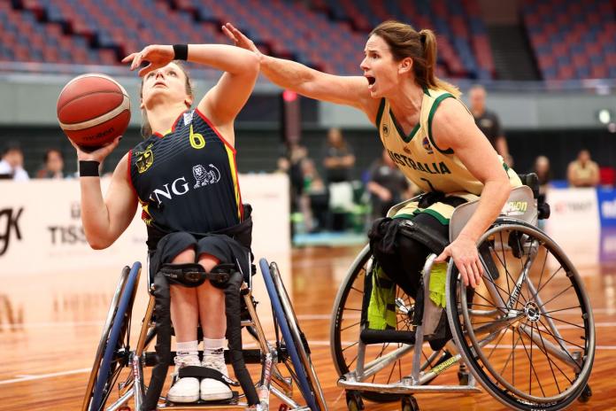 Una atleta de baloncesto en silla de ruedas intenta lanzar la pelota