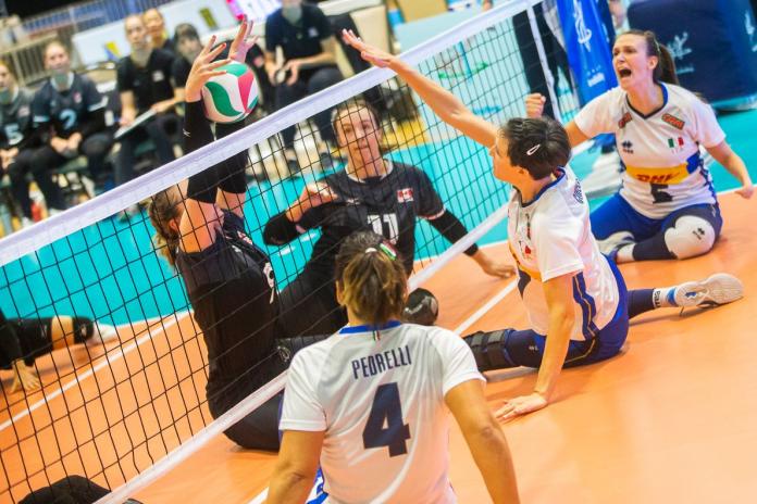 Tres jugadoras de voleibol sentado en acción