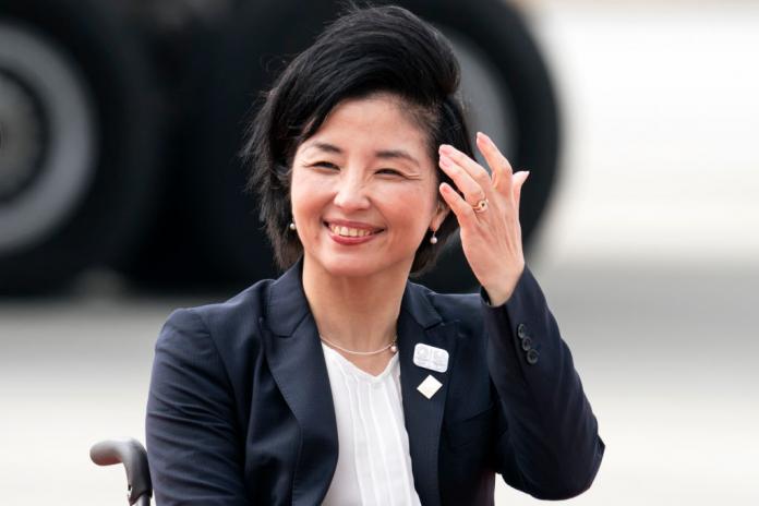 車椅子に座り笑顔を見せる田口亜希さん 