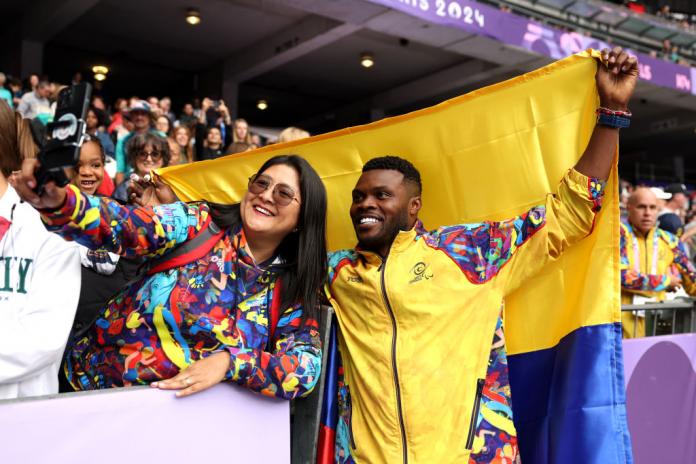 A fan takes a selfie with Colombian gold medallist Jose Gregorio Lemos Rivas