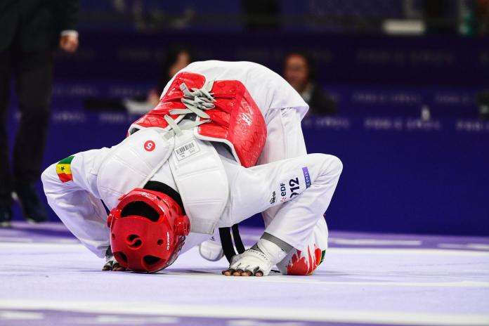 Para taekwondo fighter Idrissa Keita kisses the mat
