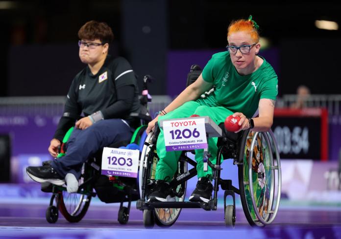 Dos atletas femeninas de boccia están en competencia.