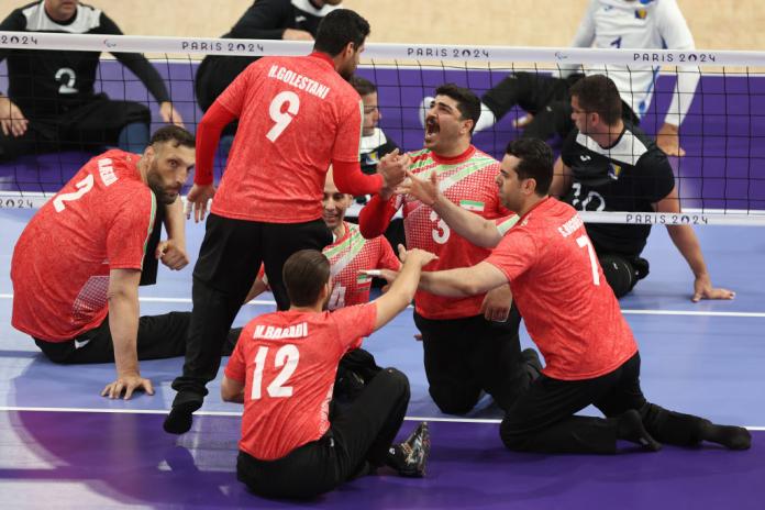 El equipo masculino de voleibol sentado de Irán anima y choca los cinco después de una jugada