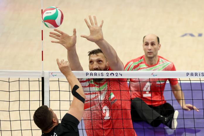 La jugadora de voleibol sentado Morteza Mehrzadselakjani, del equipo de la República Islámica de Irán, juega la pelota frente a la red