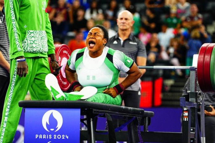 Una atleta celebra su victoria