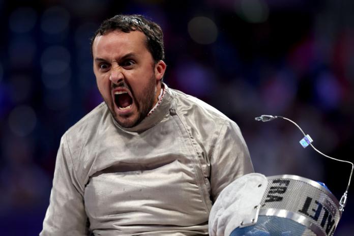 Un atleta masculino reacciona