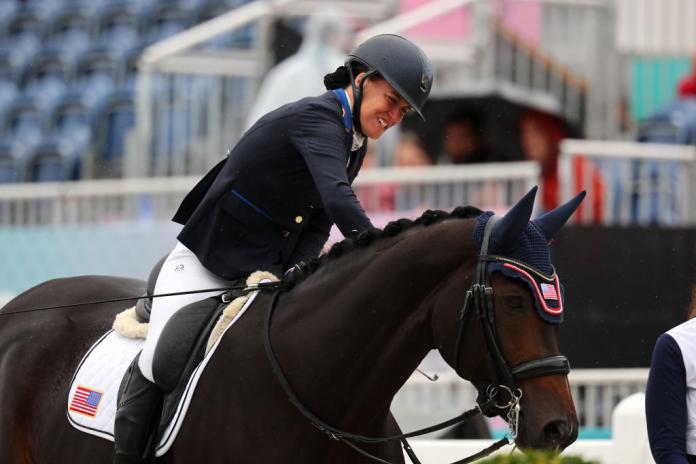 Rebecca Hart, atleta ecuestre paralípica de EE. UU., monta su caballo