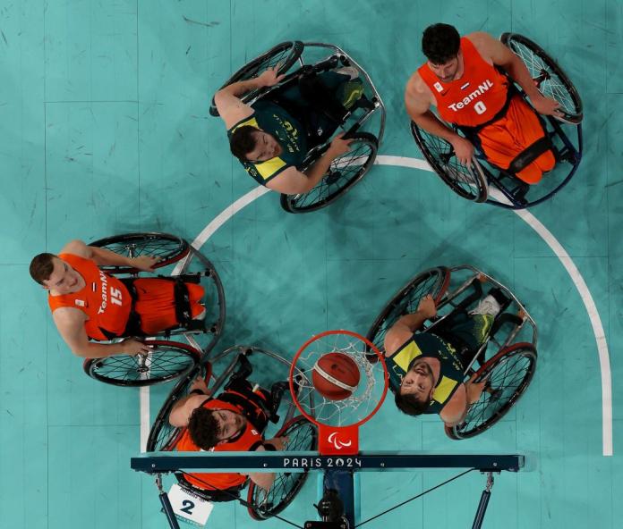 Una foto de baloncesto en silla de ruedas tomada desde arriba del aro