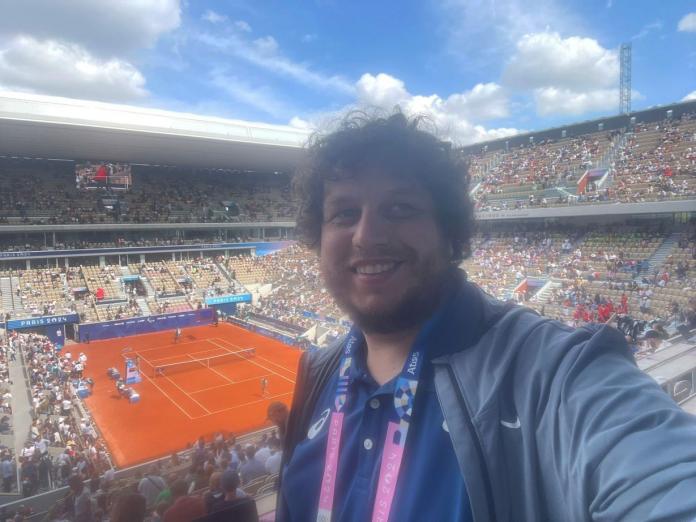 Harry De Cosemo, a male reporter, takes a selfie at Roland Garros
