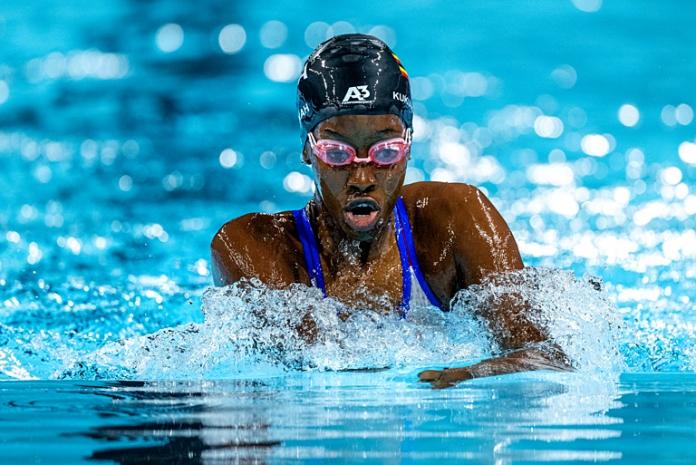 Husnah Kukudakwe, una atleta de Uganda, está nadando