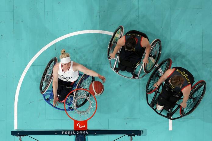 Una foto aérea de Robyn Love, una atleta de baloncesto en silla de ruedas, anotando durante un partido