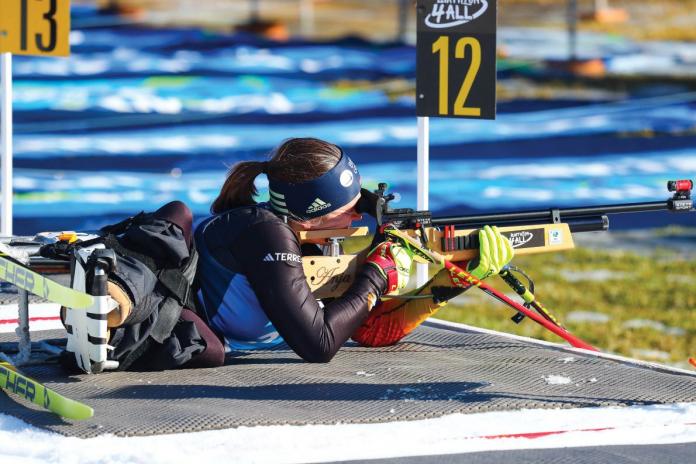 Una Para biatleta apunta con su rifle