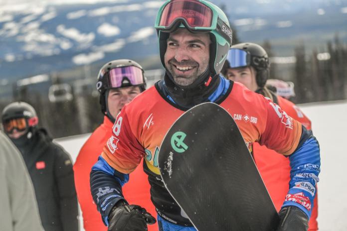 Un Para snowboarder sonríe