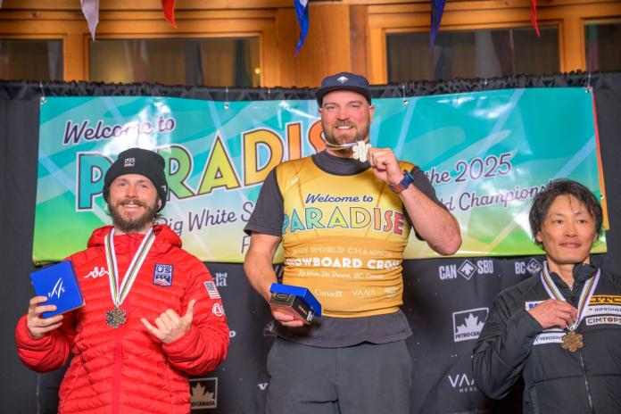 Tres atletas masculinos posan para una foto con sus medallas