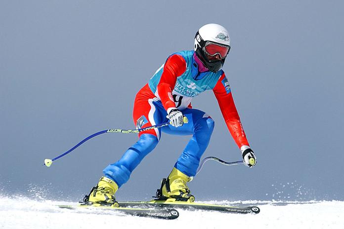 A female Para alpine skiing athlete is in competition