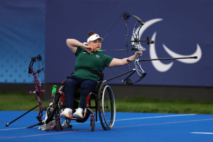 A female Para archer is aiming for the target